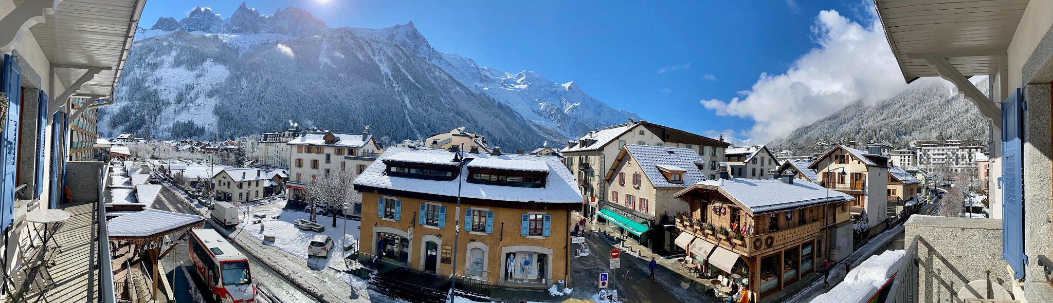 Vue panoramique montagne et ville de Chamonix depuis le balcon de l'appartement Chamonix Bellevue